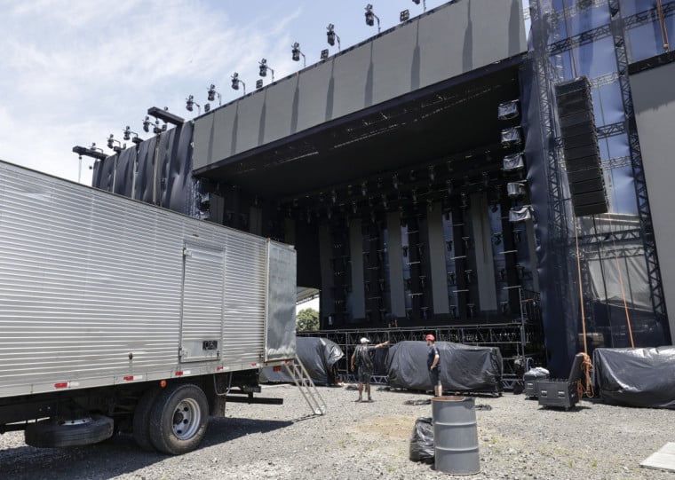 Preparativos para a festa da virada de ano estavam a pleno vapor na manh&atilde; de ter&ccedil;a-feira (30)