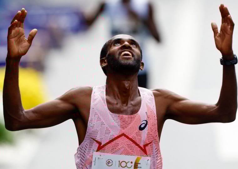 Muse Gizachew, da Eti&oacute;pia, superou Jonathan Kipkoech, do Qu&ecirc;nia, nos 100 metros finais e venceu a prova masculina 