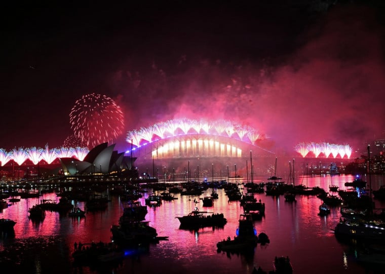 Em Sidnei, na Austr&aacute;lia, fogos de artif&iacute;cio marcaram a tradicional virada de ano
