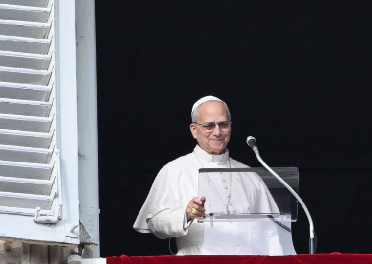 Leão XIV também proferiu uma oração especial de seu estúdio com vista para a praça, que estava cheia de peregrinos e turistas