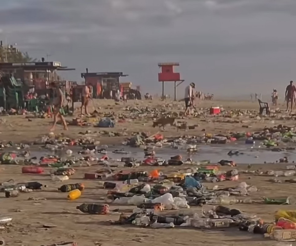 Sujeira em Cap&atilde;o da Canoa ap&oacute;s festa de R&eacute;veillon | Instagram/Reprodu&ccedil;&atilde;o/JC