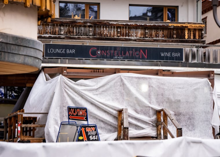 Artefatos pirotécnicos podem ter atingido o teto fazendo fogo se espalhar no estabelecimento