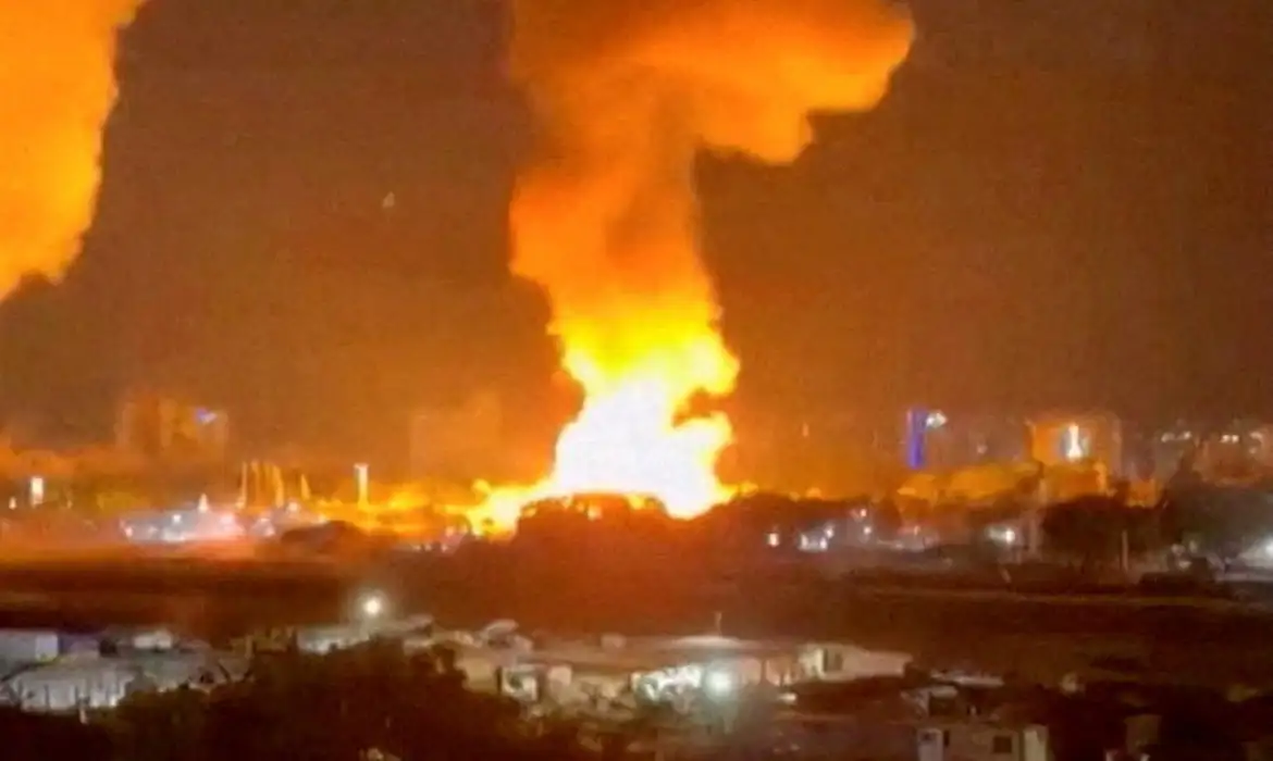 Gustavo Petro, da Colômbia, diz que rejeita qualquer ação militar unilateral que possa agravar a situação ou colocar em risco a população