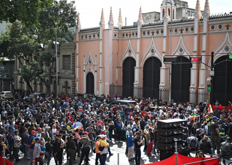 O presidente da Venezuela, Nicolas Maduro, foi capturado pelos EUA durante a ação, ocasionando manifestações em Caracas