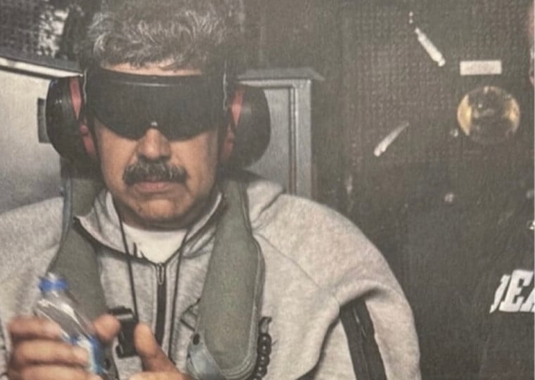 Imagem mostra Maduro dentro de helic&oacute;ptero sendo levado alegando e preso para os EUA