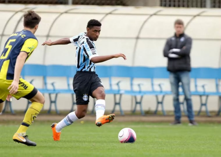 Jogador foi formado na base Tricolor