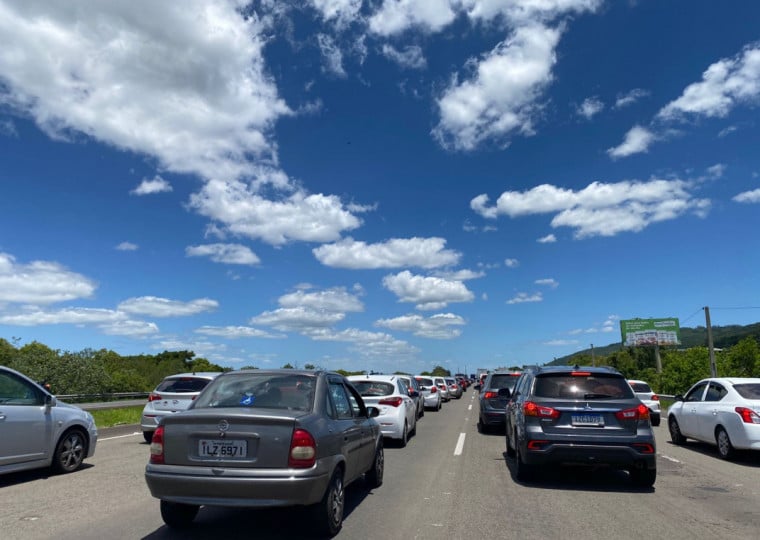 Motoristas relatam lentidão na via ao deixarem o Litoral Norte, especialmente no acesso à rodovia em Osório