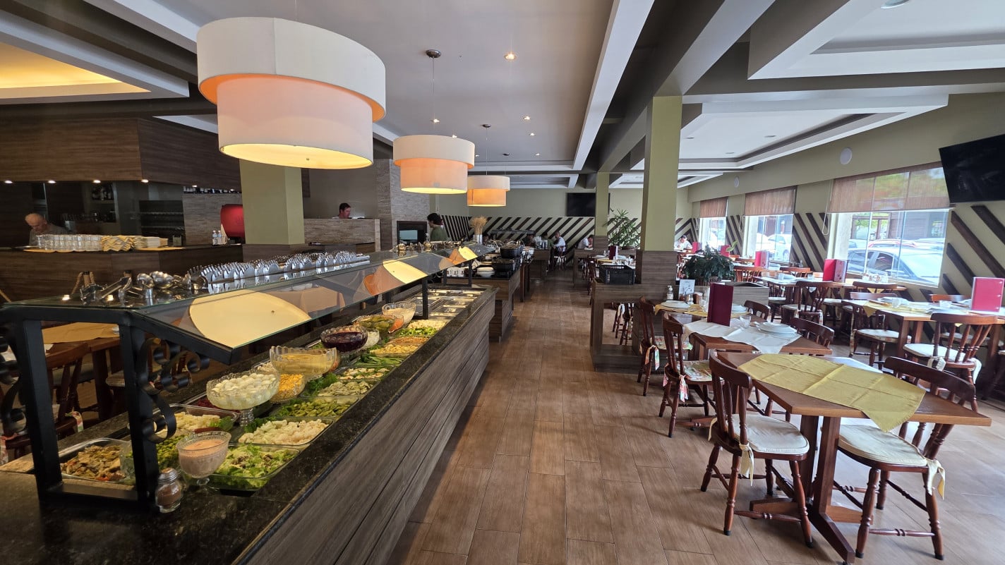 O restaurante Maquin&eacute; conta com buffet no almo&ccedil;o e no jantar | Isadora Jacoby/Especial/JC