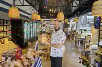 Júlio Acauã, encarregado de loja, conta que os clientes curtem o café com mais calma na praia