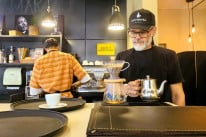 Gilson está à frente do Contraponto e conta com a expertise de Vítor (e), barista e bartender