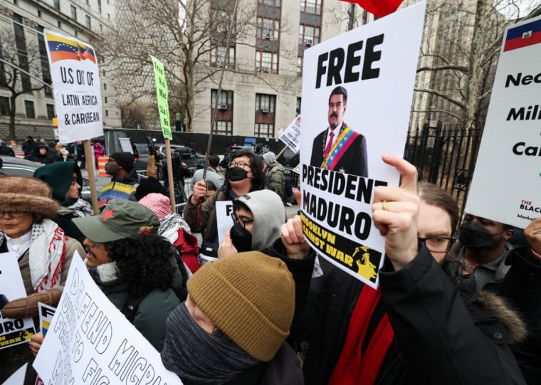Apoiadores de Maduro se concentraram do lado de fora da Corte onde o venezuelano se apresentou à Justiça, em Nova York