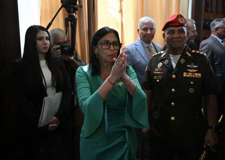 A presidente interina Delcy Rodriguez comanda o país junto a outros apoiadores de Maduro