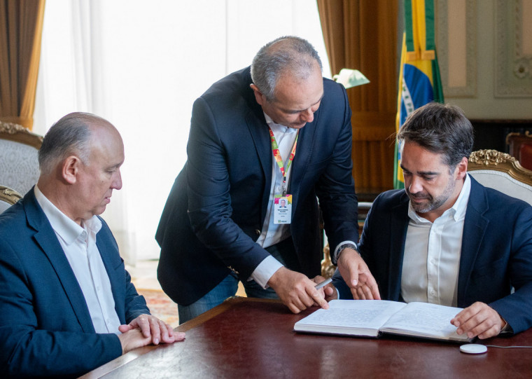 A transmissão do cargo foi feita pelo presidente da Assembleia Legislativa do Rio Grande do Sul, Pepe Vargas (PT)