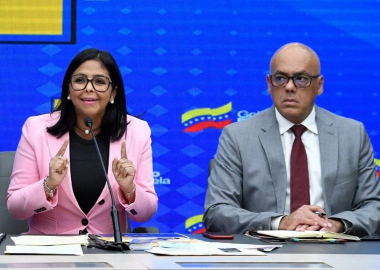 Delcy Rodríguez, que atuou como vice-presidente de Nicolás Maduro, foi empossada como presidente interina da Venezuela nesta segunda-feira (5)