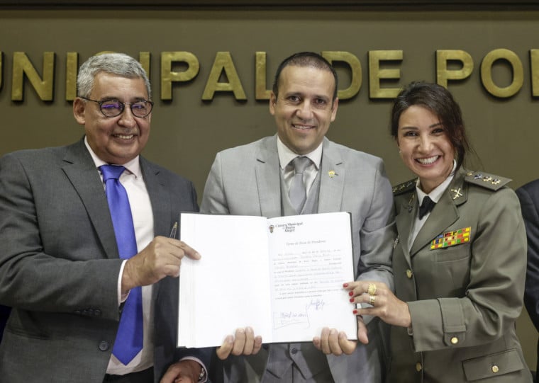 Moisés Barboza, entre o prefeito Sebastião Melo e a vereadora Comandante Nádia, assume pela primeira vez a presidência da Câmara Municipal de Porto Alegre