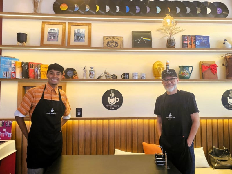 Parede com os artefatos que unem os gostos culturais do empreendedor<br />Foto: Gustavo Marchant/Divulga&ccedil;&atilde;o/JC