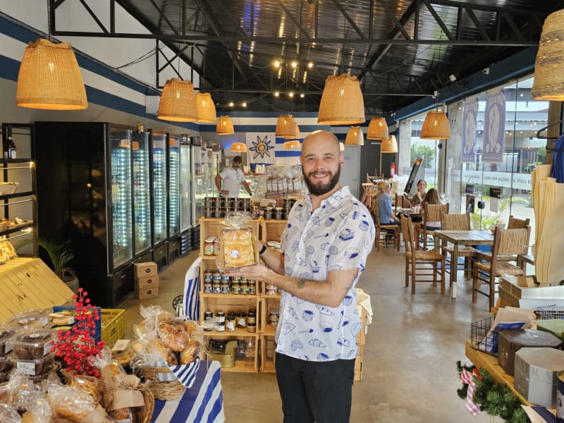 J&uacute;lio Acau&atilde;, encarregado de loja, conta que os clientes curtem o caf&eacute; com mais calma na praia<br />Foto: Jamil Aiquel/Especial/JC