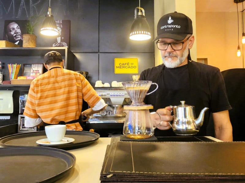 Gilson &eacute; o empreendedor &agrave; frente do Contraponto e conta com a expertise de V&iacute;tor (E), barista e bartender<br />Foto: Gustavo Marchant/Divulga&ccedil;&atilde;o/JC