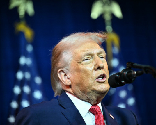 Trump anuncia tarifa global de 10% para contornar IEEPA após decisão da Suprema Corte