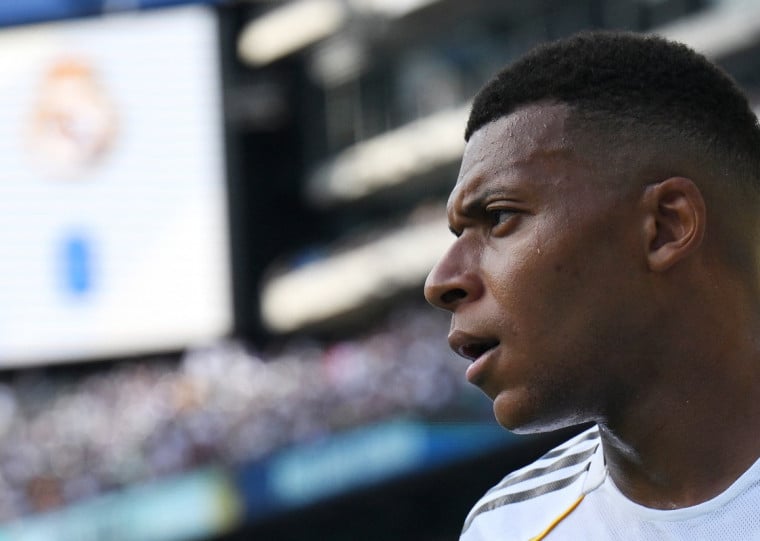 Com uma entorse no joelho esquerdo, Mbappé ficou fora da lista de relacionados