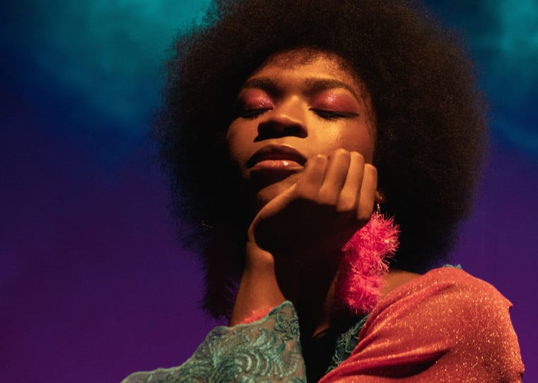 Cantora e compositora transforma a simplicidade em potência em apresentação gratuita neste sábado