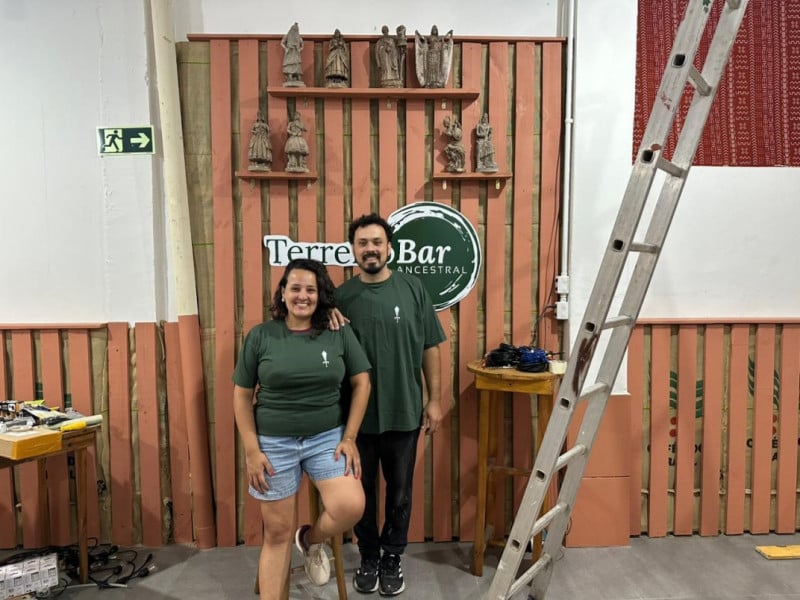Helena Legunes e Roger Moraes j&aacute; estavam &agrave; frente, a Cervejaria Cabocla, aberta h&aacute; oito anos<br />Foto: TERREIRO BAR/DIVULGA&Ccedil;&Atilde;O/JC