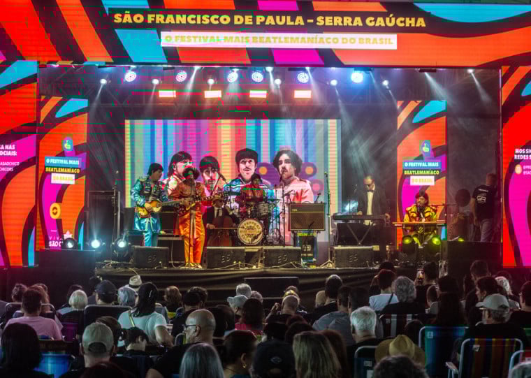 SÃO FRANCISCO DE PAULA (RS), 18.01.2025 - SÃO CHICO BEATLE FESTIVAL / MÚSICA / ARTE / CULTURA - A segunda noite do São Chico Beatle Festival 2025, foi de grande público. Os shows de tributo a banda Britânica que fez sucesso mundial nas décadas de (1960 e 1970). A noite fui também de homenagens a Freedy Mercury, na voz do cantor e showman Matheus Leal.