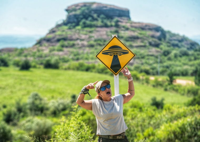 Placas de Ovnis sinalizam a visita de extraterrestres na área
