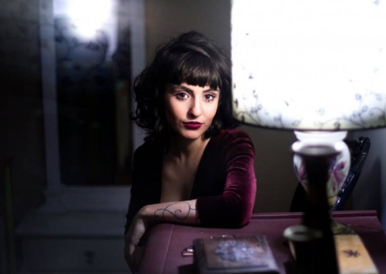 Cantora sobe ao palco do casarão para revisitar o repertório da inglesa
