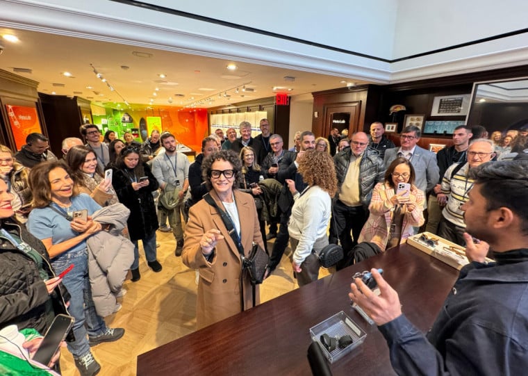 Testar os óculos para conferir a tecnologia é foco na Meta Lab