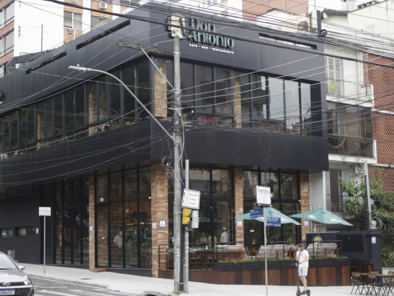 O neg&oacute;cio fica na esquina das ruas Vasco da Gama e Felipe Camar&atilde;o<br />Foto: FABIOLA CORREA/JC