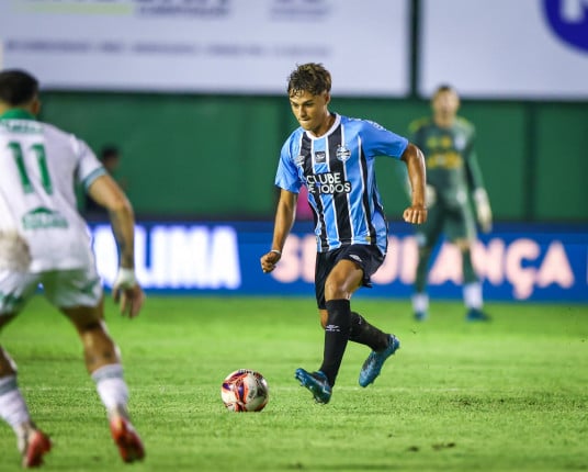 Mesclando promessas e 'cascudos', Grêmio goleia Avenida na estreia do Gauchão