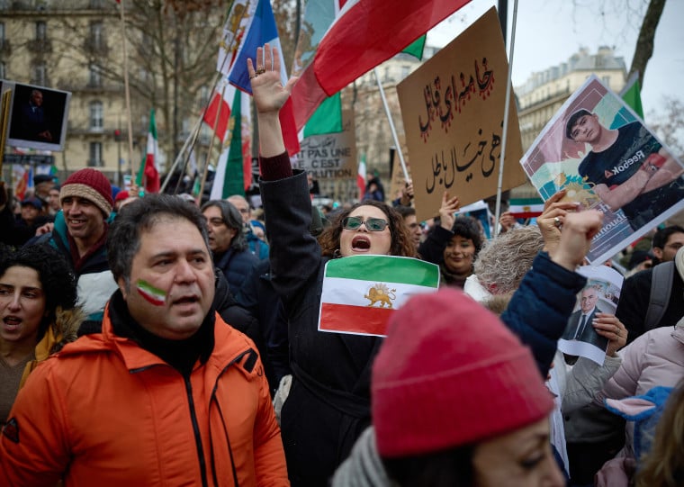  Os protestos, inicialmente motivados pela indignação com o aumento do custo de vida, transformaram-se em um movimento contra o sistema teocrático vigente no Irã desde a revolução de 1979