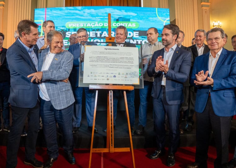 Líderes de entidades entregaram placa de agradecimento a Polo pela atuação como secretário de Desenvolvimento Econômico