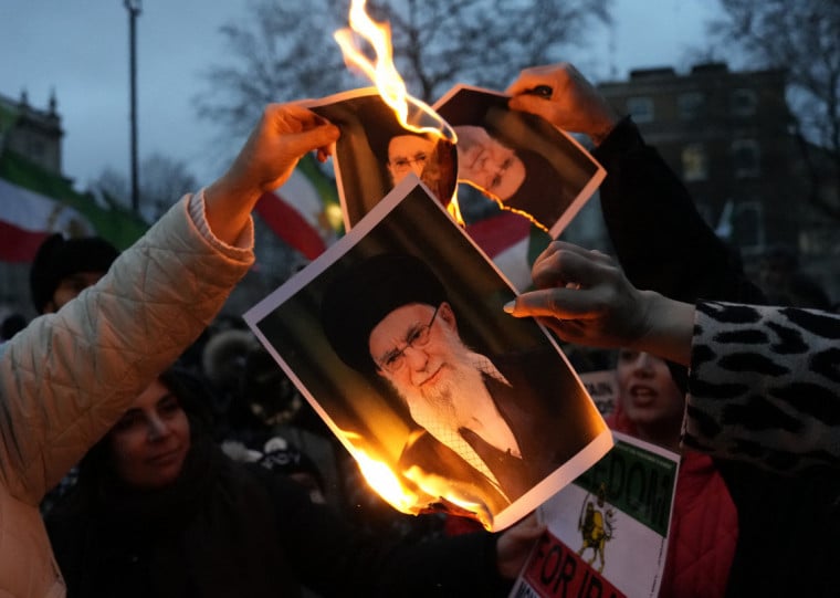 Protestos me países como a Inglaterra focam na figura do líder supremo