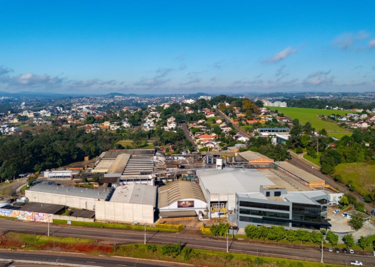 Situada em Lajeado, a Florestal conta com uma produção diária de 250 toneladas que são exportadas para 80 países ao redor do globo. 
