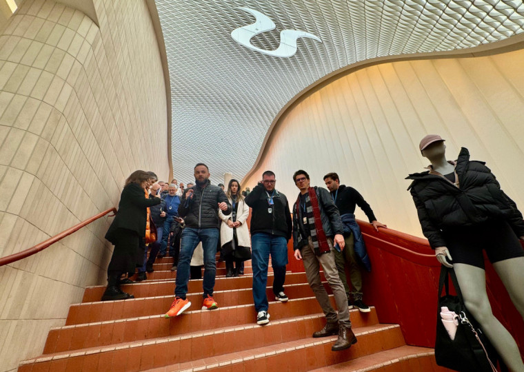 minuto varejo - missão gaúcha em Nova York - 2026 - nrf - Lululemon - escadaria loja Broadway - comunidade 