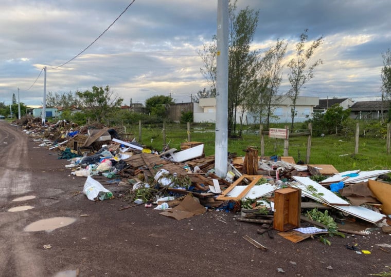 Lixo é intenso na avenida Interbalneários, em Mariápolis