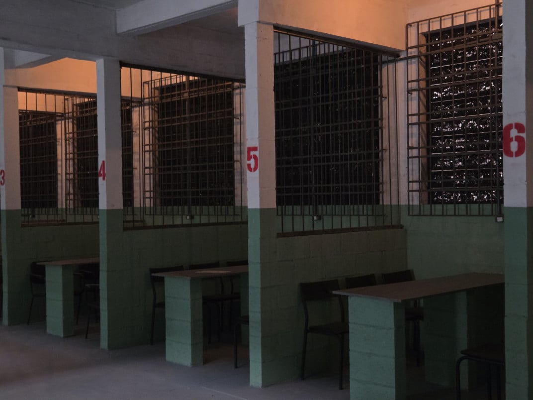 Celas simulam os dormit&oacute;rios de alcatraz, com colch&atilde;o, pia e vaso sanit&aacute;rio | J&uacute;lia Fernandes/Especial/JC