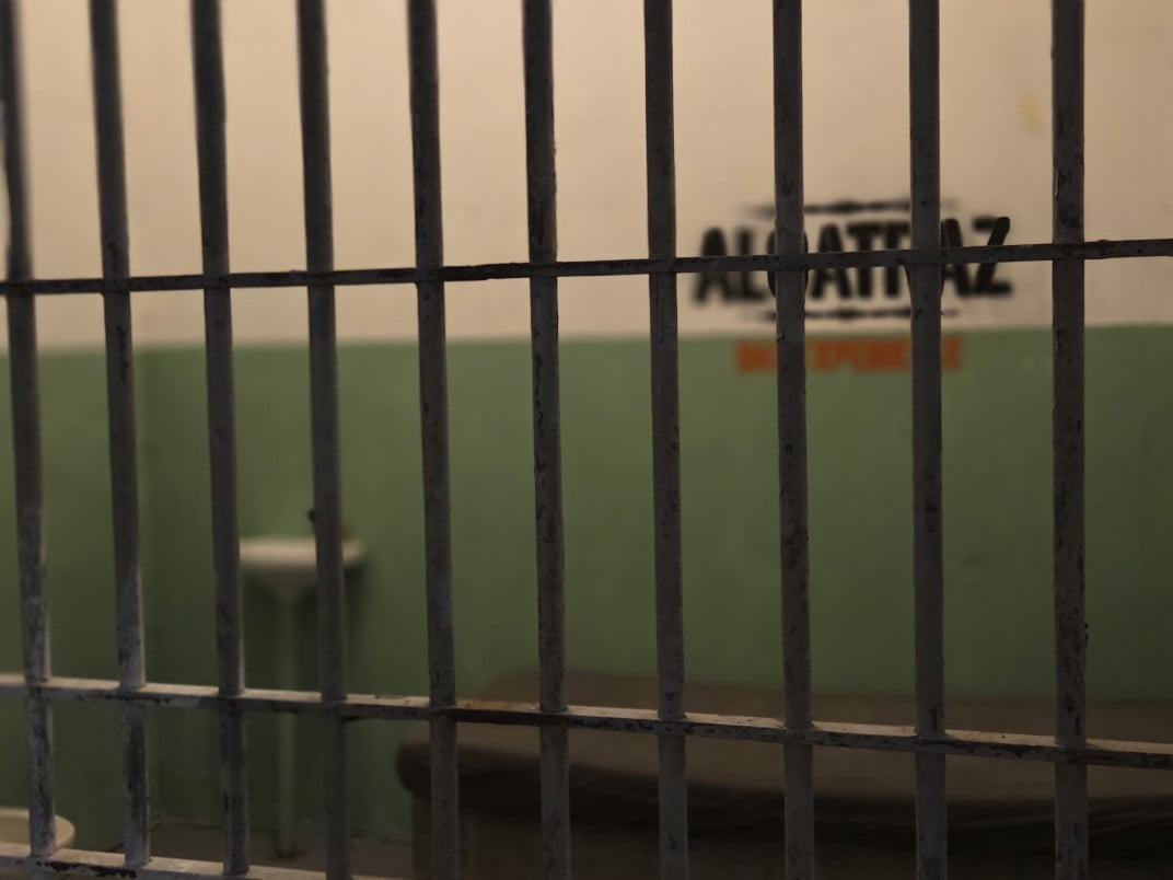 Celas simulam os dormit&oacute;rios de alcatraz, com colch&atilde;o, pia e vaso sanit&aacute;rio | J&uacute;lia Fernandes/Especial/JC