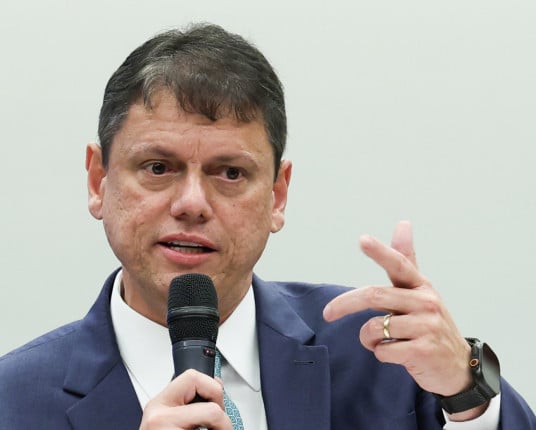 Tarcísio reforça que vai disputar a reeleição em SP, após visita a Bolsonaro na Papudinha