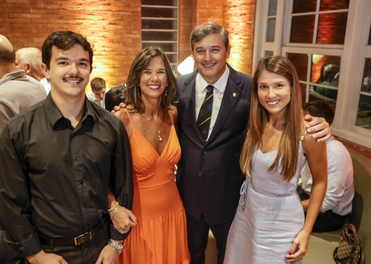 Liliane Portal e Luiz Augusto Franciosi Portal, entre os filhos Felipe e Luiza Portal Müller