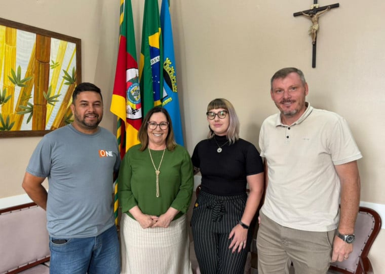 Prefeita Sirlei Silveira recebeu em seu gabinete o diretor de Esportes, Valdir Pereira Braga Junior (o Maninho), e a coordenadora da pasta Adri Vichinheski.