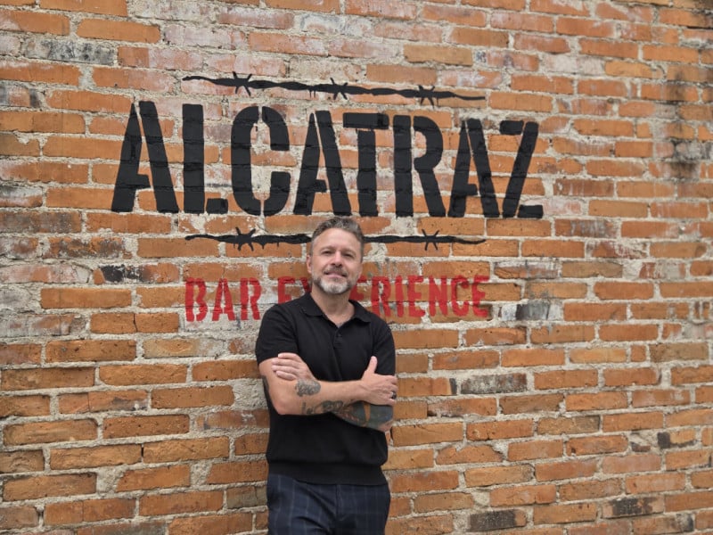 Sandro Macedo, propriet&aacute;rio do Alcatraz Bar<br />Foto: J&uacute;lia Fernandes/Especial/JC