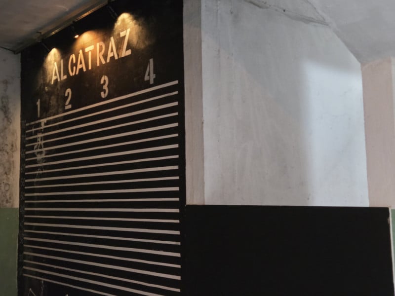 Famosa parede que serve de fundo para o registro em foto da identifica&ccedil;&atilde;o do presidi&aacute;rio<br />Foto: J&uacute;lia Fernandes/Especial/JC