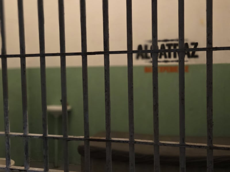 Celas simulam os dormit&oacute;rios de alcatraz, com colch&atilde;o, pia e vaso sanit&aacute;rio<br />Foto: J&uacute;lia Fernandes/Especial/JC