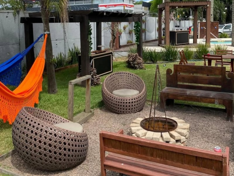 O espa&ccedil;o com redes e bancos est&aacute; aberto para receber a clientela<br />Foto: INSTAGRAM/REPRODU&Ccedil;&Atilde;O/JC