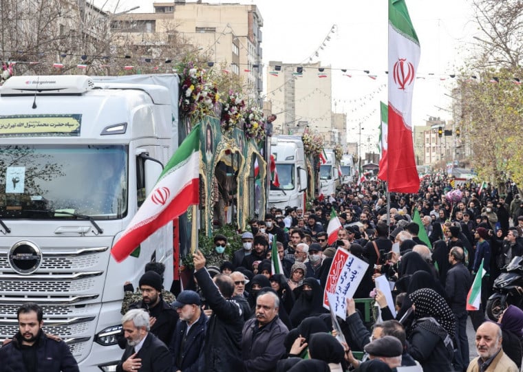 Em meio a repreensão, Irã realizou um funeral de 300 membros das forças de segurança mortos nas manifestações