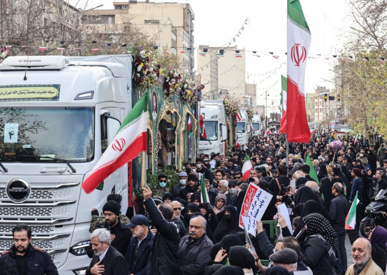 Em Teerã, nesta quarta-feira, milhares participaram de ato em homenagem a militares mortos nos protestos