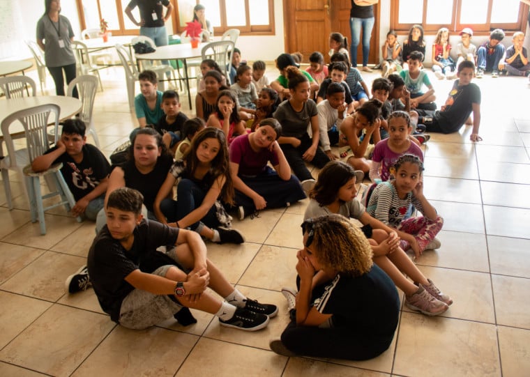 Crianças participam de atividades no Instituto